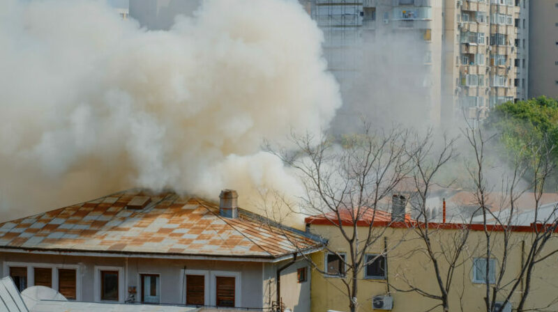 Un hombre incendió su casa después de matar a su conviviente. Él se terminó suicidando. Foto: Freepik.