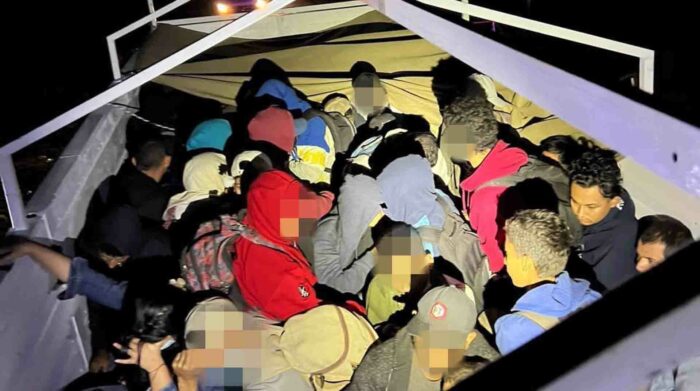 Los 13 ecuatorianos estaban hacinados entre un grupo de 266 migrantes que fueron encontrados en los doble fondos de tres camiones. Foto: Europa Press.