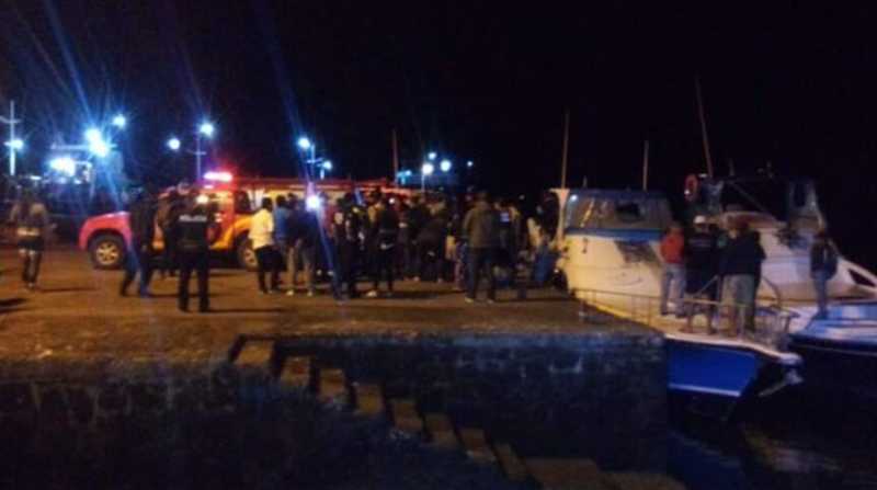 En el muelle de Santa Cruz se congregaron los organismos de socorro para coordinar la búsqueda y rescate de los pasajeros. Foto: Fiscalía