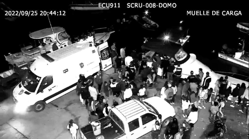En el muelle de Santa Cruz se congregaron los organismos de socorro para coordinar la búsqueda y rescate de los pasajeros. Foto: ECU 911