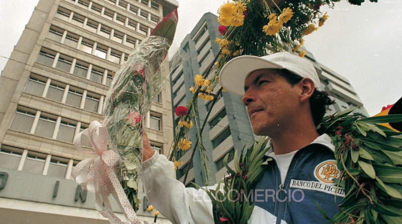 Galo Yépez, en Quito, después de retornar del cruce al Canal de la Mancha en septiembre de 1997. Foto: Archivo / EL COMERCIO