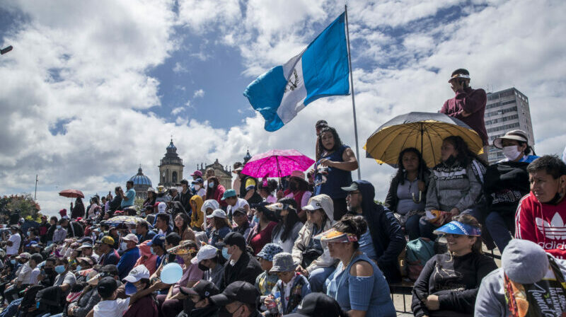 Varias personas descansan bajo el sol durante celebraciones del aniversario de independencia de Guatemala, en Ciudad de Guatemala. Foto: EFE.