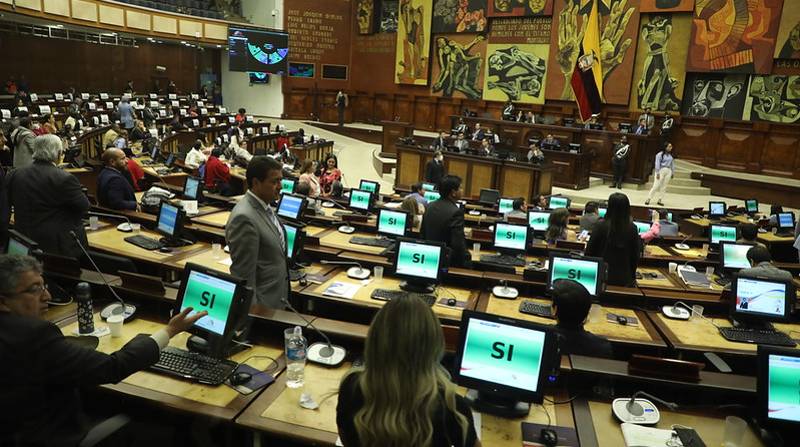 Las bancadas del Parlamento evalúan los escenarios para la reconsideración de votos en el juicio a tres miembros de la Judicatura. Foto: Asamblea