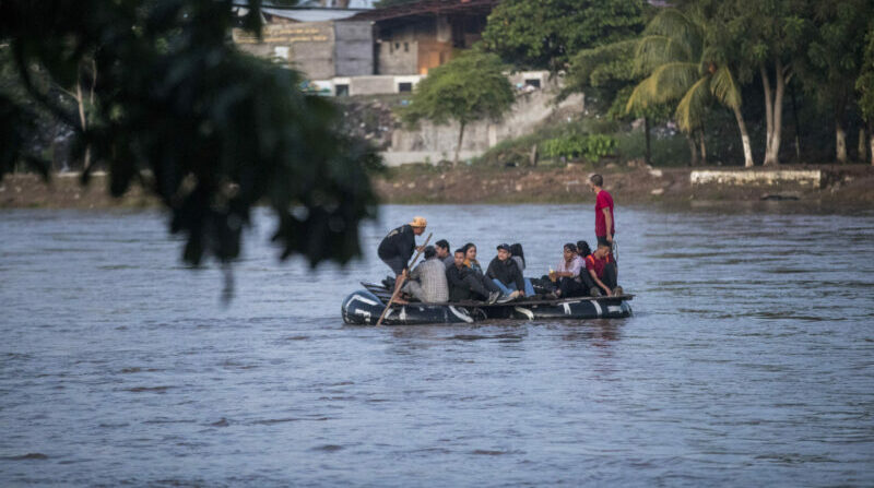 Grupos y familias de migrantes cruzan en balsas ríos de Centroamérica, para llegar a Estados Unidos. Foto: EFE.