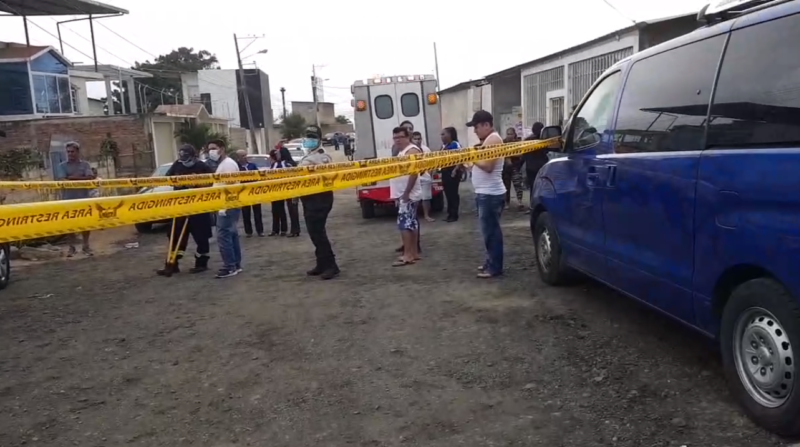 Una mujer fue asesinada en las cercanías de la unidad educativa donde estudian sus hijos, en Manta. Foto: Cortesía El Diario.