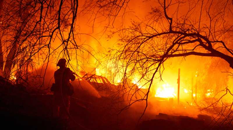 Los incendios han provocado la evacuación de miles de casas. Foto: EFE