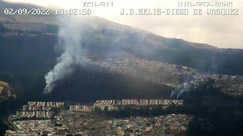 Mediante las cámaras de videovigilancia ECU911 se visualiza la presencia de humo en el sector del Bosque San Enrique de Velasco. Foto: Twitter @ECU911.