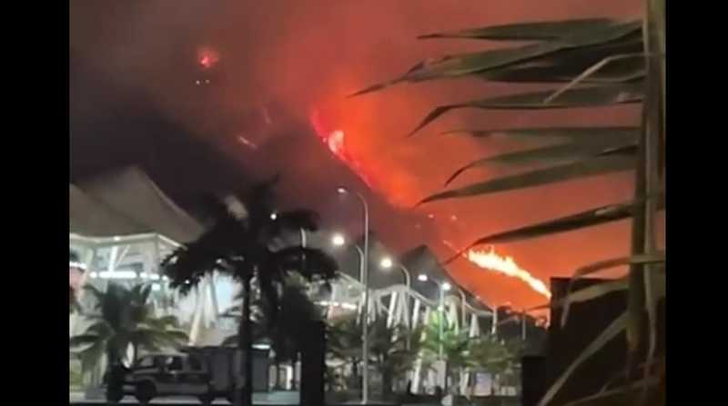 Los habitantes se alertaron por el incendio forestal registrado en Esmeraldas. Foto: Captura de video Twitter @Riesgos_Ec