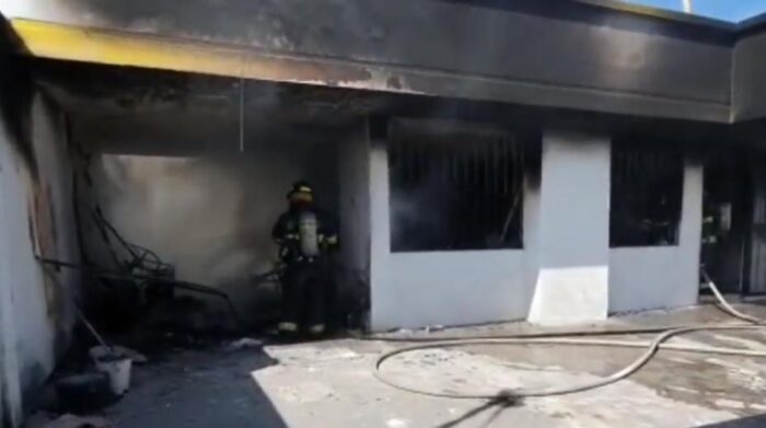 La mañana de este martes, 13 de septiembre de 2022, se registró un incendio estructural en el Valle de Los Chillos. Foto: Captura de pantalla.