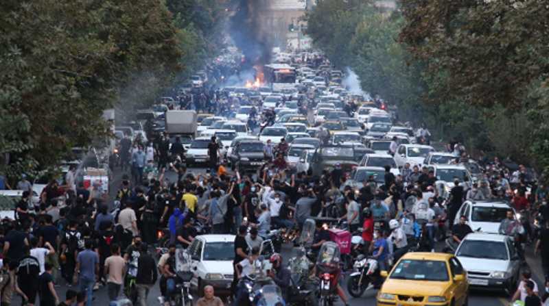 Decenas de personas protestan el 21 de septiembre en Teherán por la muerte de Mahsa Amini. Foto: EFE/EPA