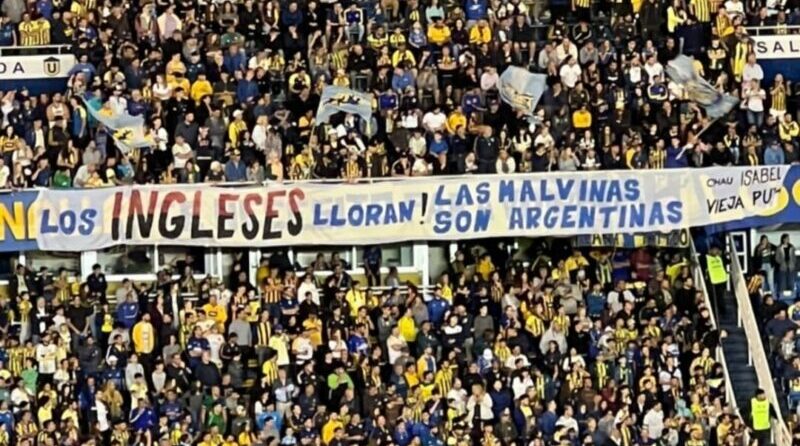 La hinchada de Rosario Central desplegó un polémico mensaje en un partido de la Primera División Argentina. Foto: Twitter.