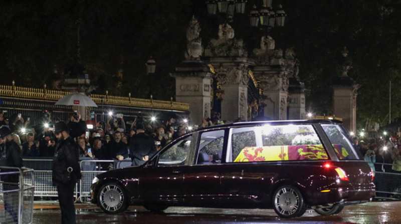 Los restos de Isabel II regresaron este martes al palacio de Buckingham. Foto: EFE
