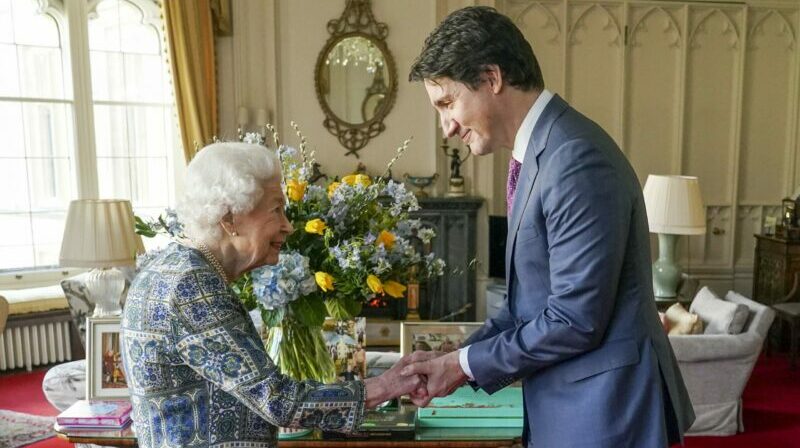 La Reina Isabel II, reunida con el primer ministro de Canadá, Justin Trudeau. Foto: Twitter CBS.