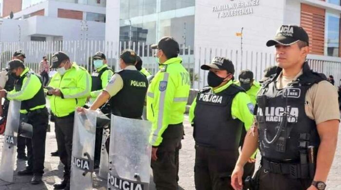 El Complejo Judicial de Latacunga es custodiado por un gran contingente policial. Foto: Cortesía