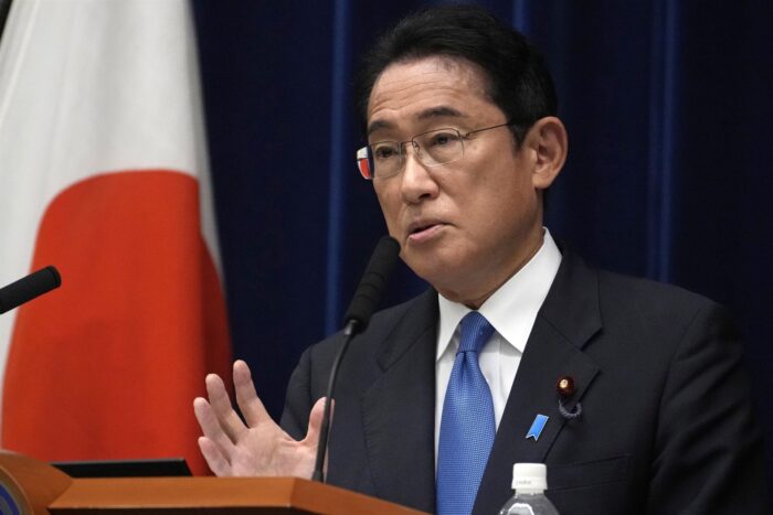 El primer ministro japonés, Fumio Kishida, anunció que acortará también el periodo de aislamiento de los pacientes de covid-19. Foto Efe
