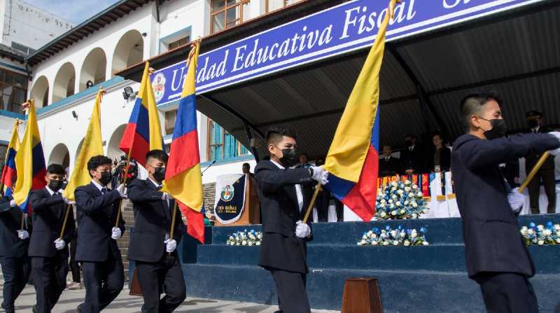 Estudiantes del Colegio Simón Bolivar durante la ceremonia del juramento a la bandera. Foto: Carlos Noriega /EL COMERCIO