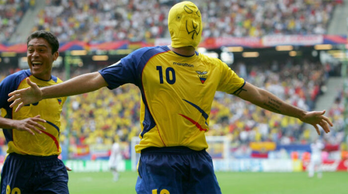 Jaime Iván Kaviedes (der.) en una llamativa celebración de gol con la Selección de Ecuador. Foto: Twitter @fifaworldcup_es