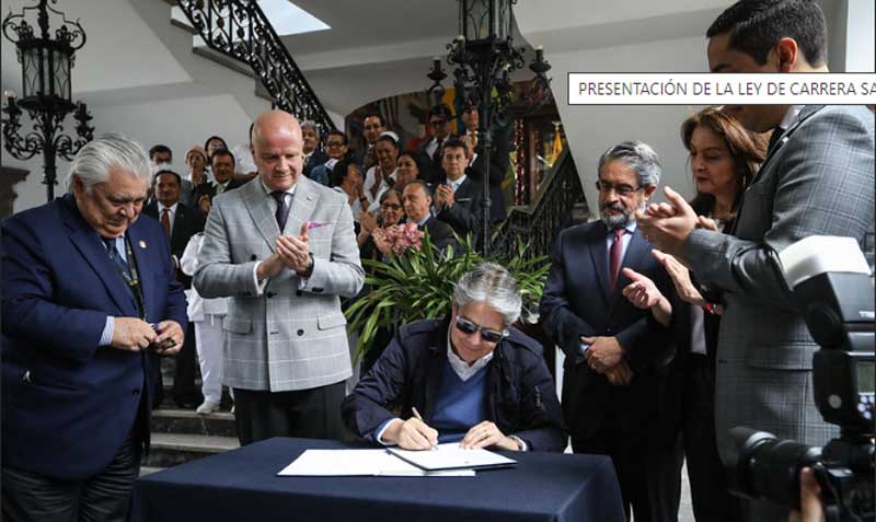 El 31 de agosto, el presidente Guillermo Lasso firmó la sanción favorable a la Ley de Carrera Sanitaria. Foto: Flickr Presidencia de la República