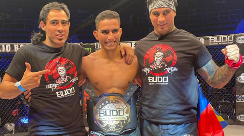El ecuatoriano Emiliano Linares (centro), campeón del Budo Sento en México. Él buscará un contrato en la UFC. Foto: Instagram emilianolinares_mma