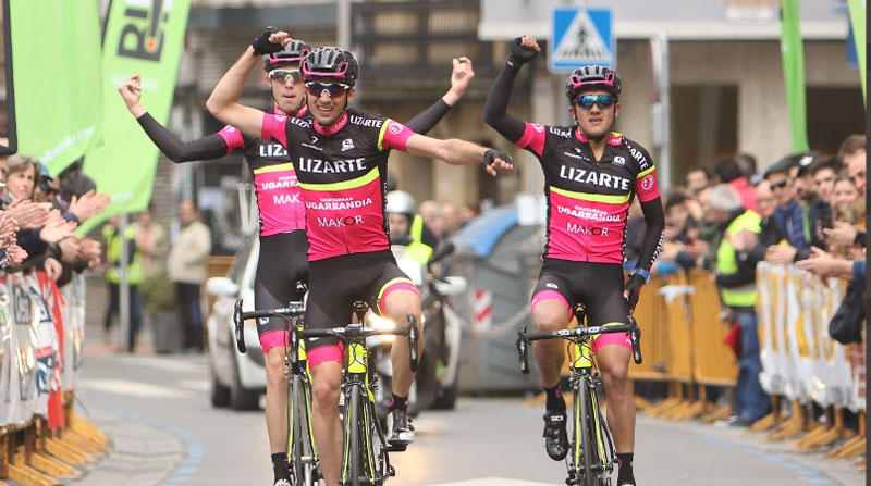 En el equipo Lizarte de España, antes de llegar al World Tour, Richard Carapaz (der.) supo ceder dos veces el triunfo a sus compañeros de equipo. Foto: Equipo Lizarte
