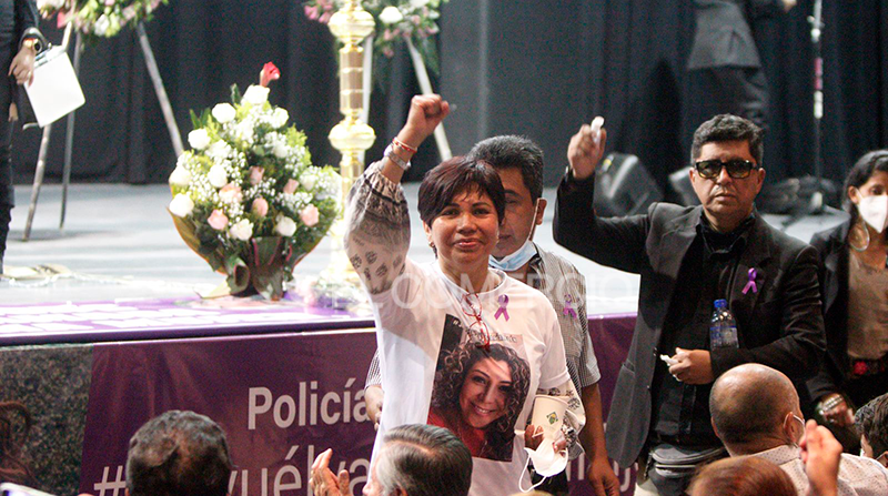 La madre de María Belén Bernal durante el velorio de su hija. Foto: Carlos Noriega / EL COMERCIO