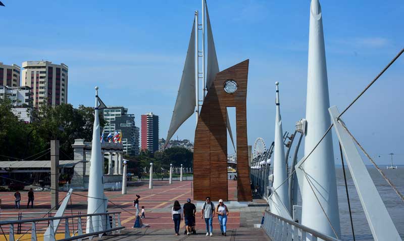 Estructura como velamen que representa a uno de los cuatro elementos naturales, en área central del Malecón. Foto: Enrique Pesantes / EL COMERCIO