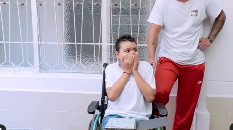 El cantante colombiano Maluma le regaló una casa a su fan que fue diagnosticado con cáncer. Foto: Captura