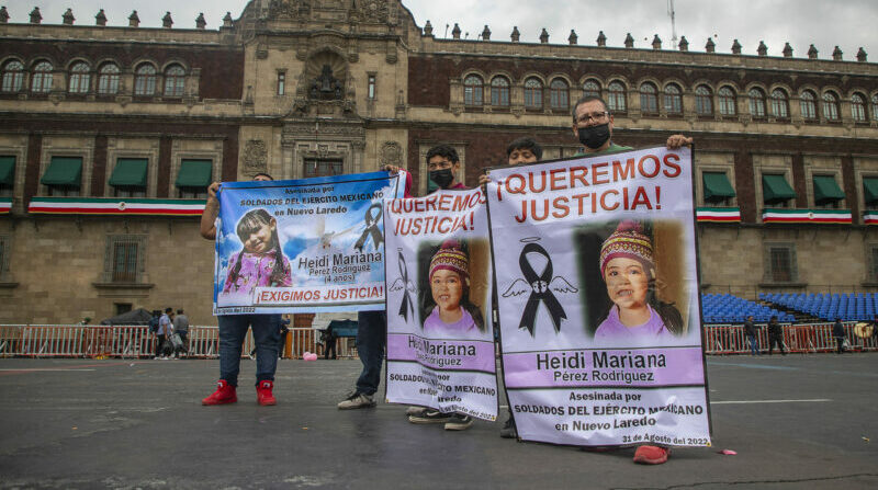 Familiares de la niña de 4 años Heidi Mariana se manifiestan frente al Palacio Nacional, en Ciudad de México (México). Foto: EFE.