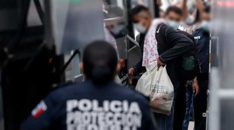 Personas migrantes suben a un bus, tras ser detenidos por personal del Instituto Nacional de Migración (INM) de México. Foto: EFE/ Hilda Ríos