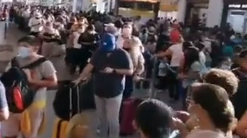 Usuarios de redes sociales compartieron en Twitter videos en donde se registran largad filas en la zona de vuelos internacionales en el aeropuerto de Guayaquil. Foto: Captura de pantalla.