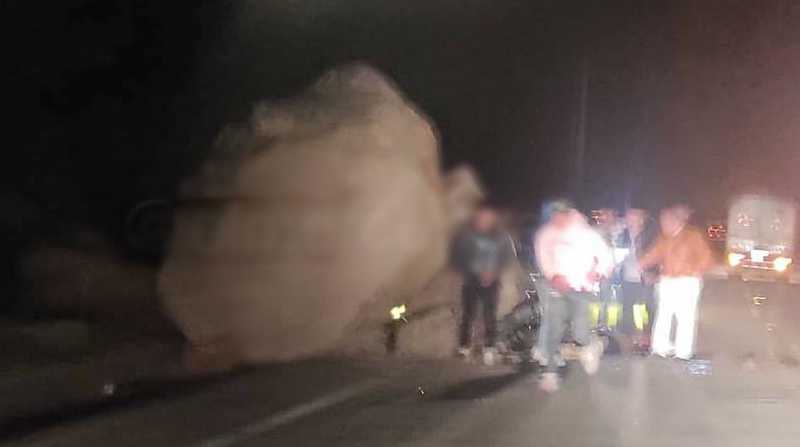 Un motociclista falleció luego de impactarse con una roca. Foto: Cortesía Facebook Diario El Mercurio