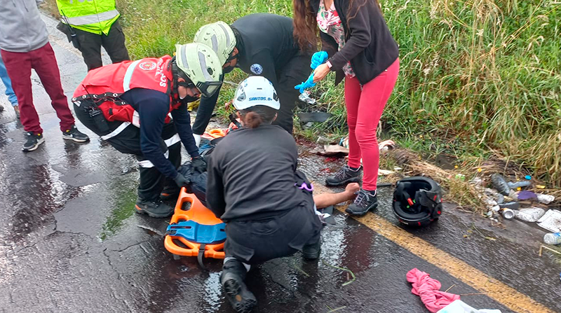 El motociclista quedó tendido en un costado de la vía. Foto: Bomberos Mejía