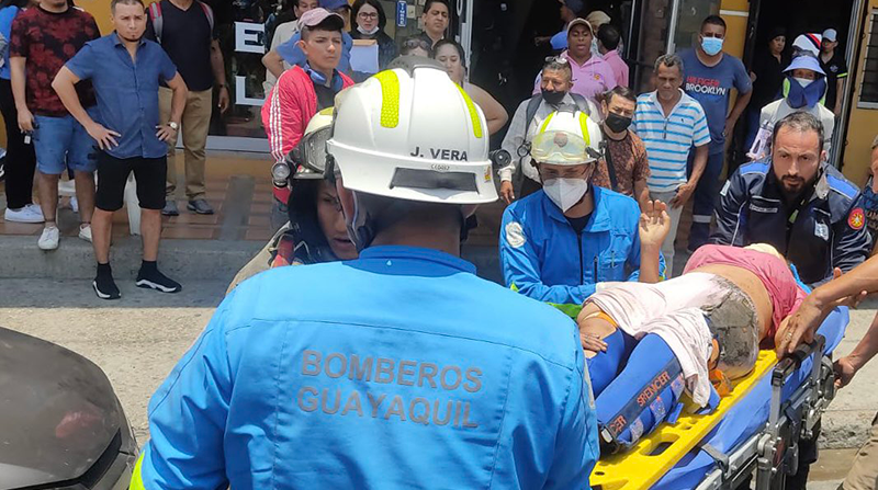 Personal médico del Cuerpo de Bomberos de Guayaquil atendió a la mujer tras la caída. Foto: Bomberos Guayaquil