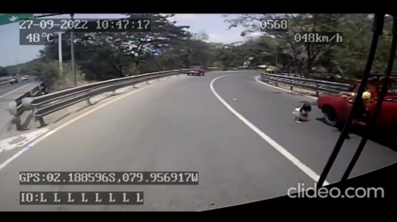 Una cámara captó el momento en que una niña sale expulsada de un auto en movimiento. Foto: Captura de video