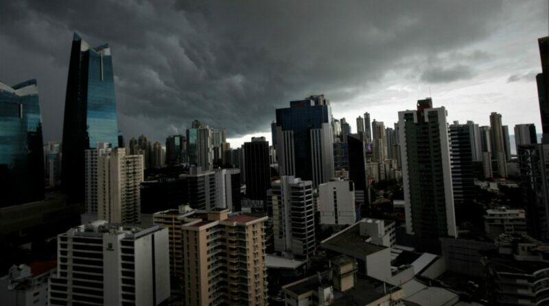 Panorámica del cielo nublado sobre la Ciudad de Panamá (Panamá), donde una niña fue secuestrada después de salir de su escuela. Foto: EFE.