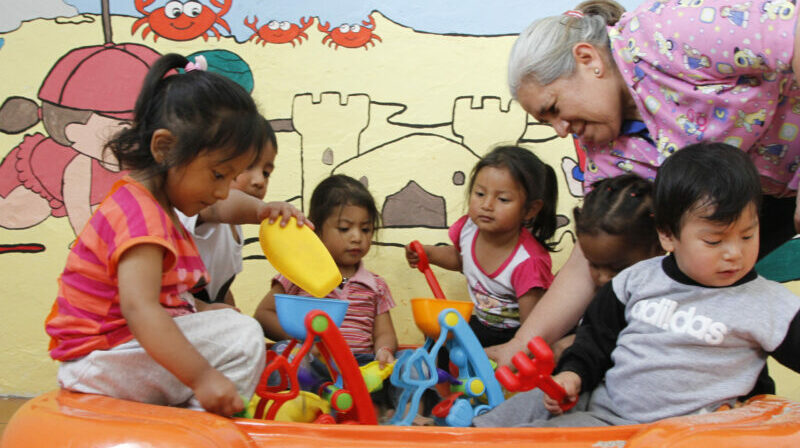 Niños y niñas realizan actividades en el Centro de Desarrollo Infantil (CDI) Antonio Gill, en el Centro Histórico de Quito. Foto: Archivo / MIES.