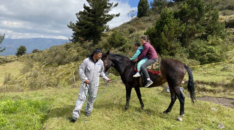 En el trayecto hacia el sector del cerro Puñalica se puede contratar el alquiler de una mula para recorrer estos parajes. Cuesta USD 30. Fotos: Modesto Moreta / El Comercio