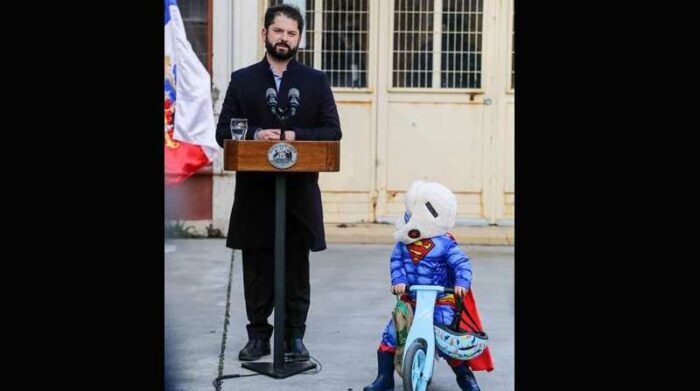 Un niño disfrazado de Superman subido en su triciclo captó la atención del público cuando el presidente chileno daba su discurso. Foto: Captura de video Twitter @jl_sastre 
