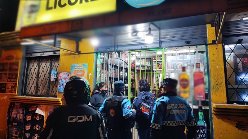 Los usuarios en redes respaldaron los operativos de la AMC, aunque lamentaban que no sea suficiente el control de la Licencia Única de Actividad Económica (LUAE). Ciudadanos se quejan de que funcionen bares y cervecerías hasta altas horas de la madrugada en Quito. Foto: AMC