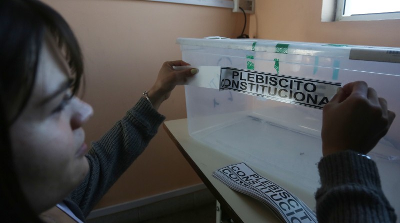Personal del Municipio capitalino trabaja en la preparación de las urnas en un centro de votación en el Colegio Nueva Era Siglo XXI. Foto: EFE