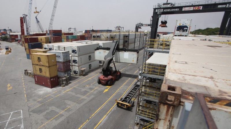 Vista referencial del área de carga y descarga de contenedores dentro de la terminal de Naportec, que se ubica en el Puerto de Guayaquil. Foto: Enrique Pesantes / El Comercio