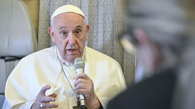 El Papa reconoció que aún tiene problemas con su rodilla operada, pero que continuará sus viajes de noviembre y febrero. Foto: EFE.