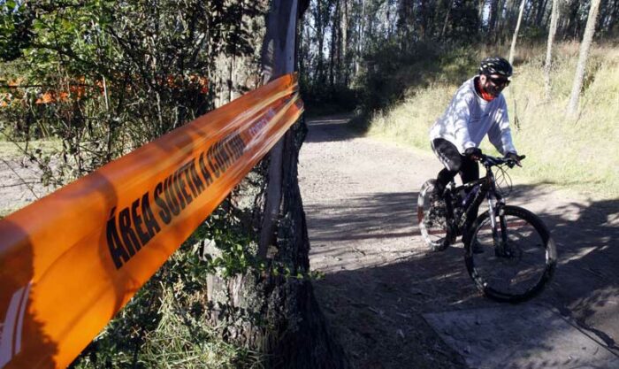 Una cinta marca la zona donde se cavaron zanjas en el parque Metropolitano Guangüiltagua, en el norte de la capital. Foto: Patricio Terán / EL COMERCIO