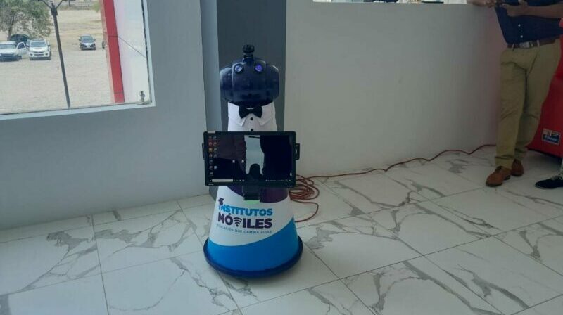 El robot Persi ayudará a impartir clases virtuales en los centros de detención del país. Foto: ISTG_EC.