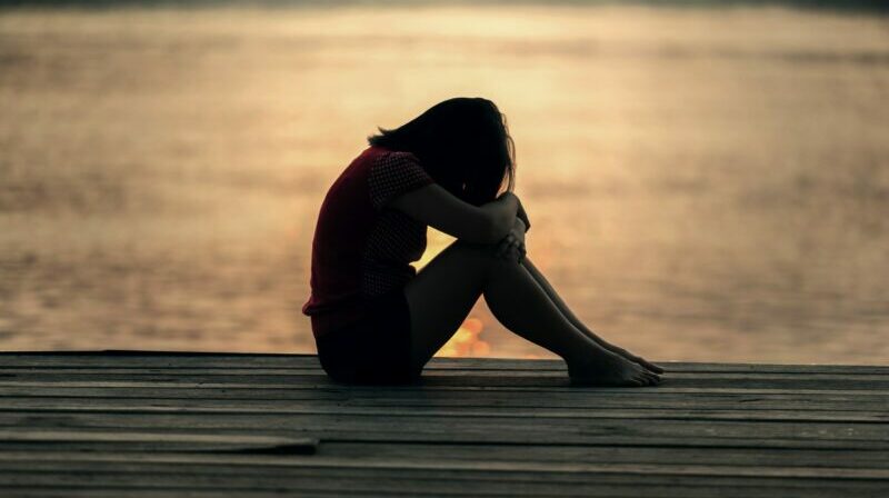 La soledad y su miedo son aspectos que derivan en problemas de salud emocional. Foto: Pexels.