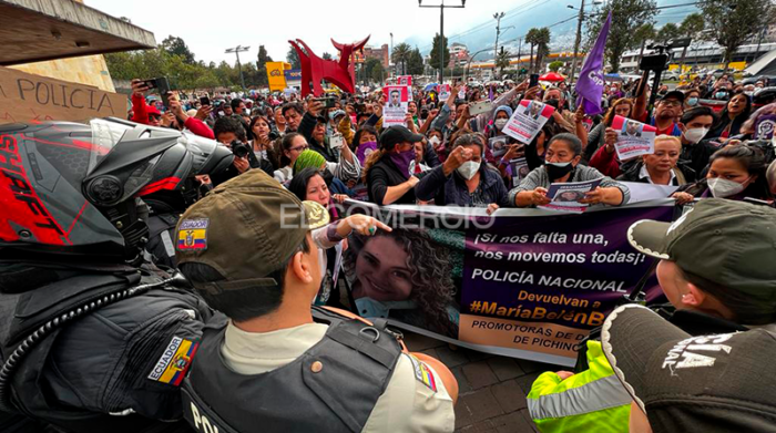 Decenas de mujeres mostraron su rechazo por el femicidio de María Belén Bernal. Foto: Patricio Terán / EL COMERCIO