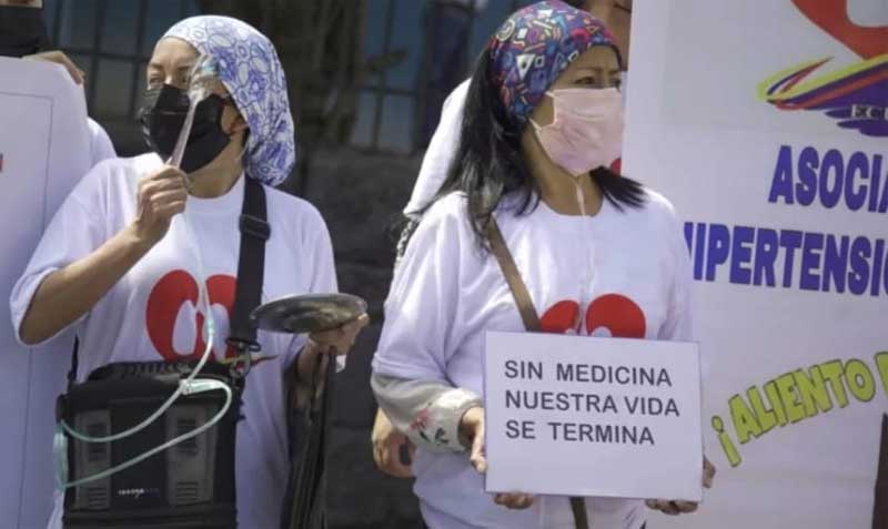 María Dolores durante un plantón de pacientes que exigen la entrega de medicamentos. Foto: cortesía
