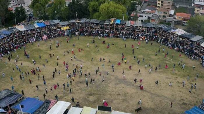 En la plaza de toros de El Ejido, en Sangolquí, se desarrollaban las corridas de toros que dejó al menos 25 heridos. Foto: Facebook Municipio de Rumiñahui