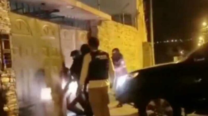 Agentes uniformados allanaron varias viviendas para capturar a los presuntos involucrados. Foto: Captura de video de la Policía Nacional