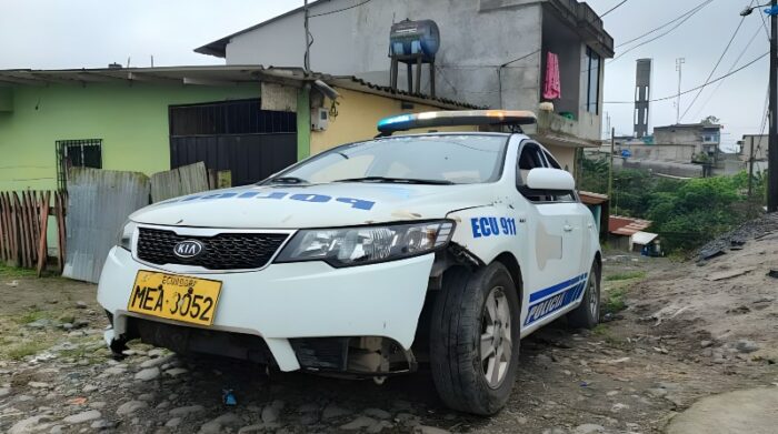 Uno de los patrulleros con fallas estructurales recorre los barrios de una vía en mal estado en Santo Domingo. Foto: Cortesía